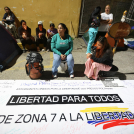 Personas asisten a una vigilia para exigir la libertad de los presos políticos venezolanos cerca de la cárcel Zona 7 en Caracas el 18 de enero de 2026.