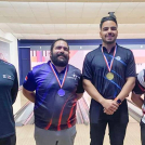 El entrenador de la selección nacional de boliche, Ernesto Avila (izq.) durante la premiación de los medallistas en la categoría élite masculina Wascar Cavallo (centro del podio), Manuel Fernández (izquierda del podio) y Leonardo Ardente.