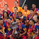 Los jugadores del FC Barcelona celebran tras ganar la final de la Supercopa de España contra el Real Madrid en el Estadio King Abdullah Sports City en Yeda, Arabia Saudita, el domingo 11 de enero de 2026.