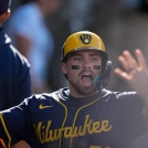 Caleb Durbin, de los Cerveceros, luego de anotar una carrera ante los Dodgers en la serie de campeonato de la Liga Nacional, el 16 de octubre de 2025, en Los Ángeles.