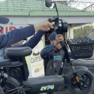 Autoridades policiales se incautan de patinetas usadas en espacios públicos de SDE.