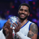 El actor Rome Flynn posa con el trofeo al Jugador Más Valioso del Duelo de Celebridades, realizado el viernes 13 de febrero de 2026 en Inglewood, California, en el marco de las actividades del Juego de Estrellas de la NBA.
