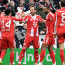 Harry Kane es felicitado por sus compañeros del Bayern tras anotar su segundo gol del encuentro.