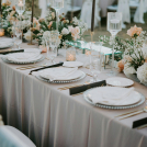 En los grandes banquetes renacentistas la mesa no se cubría con una única pieza. Tal como documenta Adriana de Caria en su obra Tres manteles; el banquete del Renacimiento, era habitual el uso de varios manteles superpuestos