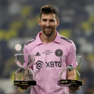 Lionel Messi exhibe varios de los trofeos logrados con el Inter de Miami en la MLS.