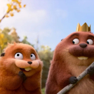 La imagen publicada por Disney muestra a Mabel Beaver, con la voz de Piper Curda a la izquierda, y al Rey Jorge, con la voz de Bobby Moynihan en una escena de la película animada “Hoppers”.