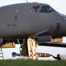 Personal militar terrestre de la USAF carga municiones de ataque directo conjunto (JDAM) en un bombardero B-1 Lancer de la Fuerza Aérea de los Estados Unidos.