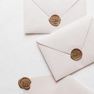 La evolución de las invitaciones ha pasado de ser un simple trámite en papel a convertirse en una experiencia digital interactiva y personalizada.