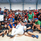 Stalin Alcántara, vicealcalde del Distrito, entrega la Copa Seaboard a Alberto Castro, presidente de Bameso, campeones U25 de Abadina.
