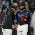 El lanzador de los Mets de Nueva York, Devin Williams (derecha), le entrega la pelota al mánager Carlos Mendoza al salir durante la novena entrada de un partido de béisbol contra los Mellizos de Minnesota.