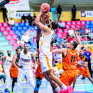 Kevin Obanor busca anotar dos puntos con fortaleza en el choque que los Hèroes de Moca se impusieron a los Cañeros.