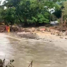 Residentes en Altos de La Boca en Los Hidalgos incomunicados por creciente del rio Unijica.