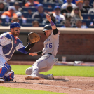 Brett Sullivan, de Colorado, se desliza a salvo en el plato ante el vano intento realizado por el receptor Luis Torrens de hacerle out.