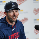 Chad Tracy es nombrado dirigente interino de los Medias Rojas de Boston.