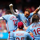 Jugadores de los Filis celebran la victoria del equipo 3-2 ante los Gigantes, siendo la segunda en forma seguida para el nuevo dirigente Don Mattingly.