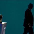 El presidente de la FIFA Gianni Infantino camina frente al trofeo de la Copa Mundial durante el Congreso de la FIFA, el jueves 30 de abril de 2026, en Vancouver.