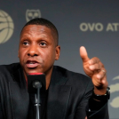 Foto del 18 de enero del 2024, el presidente de operaciones de los Raptors de Toronto Masai Ujiri habla con la prensa sobre los canjes del equipo.