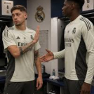 Federico Valverde niega estrechar las manos de Aurélien Tchouaméni en el vestidor del Real Madrid previo a unos entrenamientos del equipo.