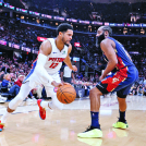 Tobias Harris, de los Pistons, maneja el balón ante la defensa de James Harden, de los Cavaliers, en el partido de la semifinal del Este en los playoffs de la NBA.