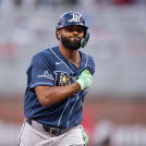 Junior Caminero celebra su cuadrangular mientras recorre las bases.