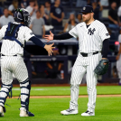 David Bernard saluda a Austin Wells luego de salvar el triunfo de los Yankees.