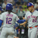Juan Soto celebra con Francisco Lindor tras pegar jonrón.
