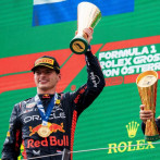 Verstappen arrasa; 'Checo' remonta