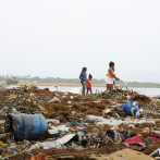 El malecón de Barahona tras Beryl: el mar arrojó basura, sargazo y escombros a la orilla