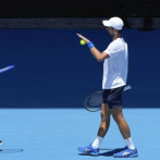 Djokovic, único en el Abierto de Australia tras retiro de Nadal y Federer