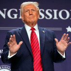 Donald Trump acusa a medios de recibir dinero 