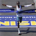 Sharon Lokedi supera un récord del Maratón de Boston, mientras John Korir gana como su hermano
