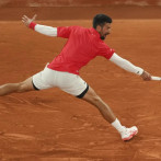 Novak Djokovic, en debut triunfal, se molesta más por el clima que por su rival en Roland Garros