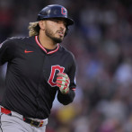 Guardianes arrollan 8-1 a Medias Rojas para evitar barrida