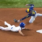 Burger, con un par de vuelacercas, da a Rangers victoria y barrida de 3 juegos ante los Cerveceros