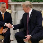 Tácticas de Trump contra la prensa reflejan las acciones de líderes autoritarios