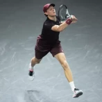 Sinner inicia la reconquista por el número 1 con una victoria ante Zizou Bergs en París