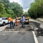 Obras Públicas reanuda bacheo de vías en GSD y el interior afectadas por el huracán Melissa