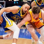 Stephen Curry anota 26 en el partido de regreso a casa y Warriors superan a Hornets
