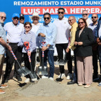 Ministro Kelvin Cruz inicia remodelación de estadio en Baní con una inversión de 25 millones