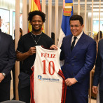 Ministro David Collado recibe camiseta del jugador Andrés Feliz en FITUR Madrid 2026