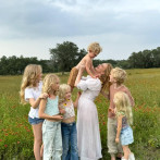 Viuda de James Van Der Beek recibe un millón de dólares en 24 horas tras pedir ayuda con sus 6 hijos