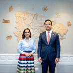 Embajadora de EE.UU visita en su despacho al senador Omar Fernández