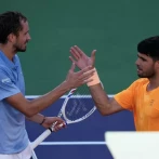 Medvedev le propina primer revés del año a Alcaraz y va a la final de Indian Wells