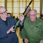 Silvio Rodríguez recibe fusil que pidió para defender a Cuba ante eventual ataque de Estados Unidos