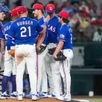 Baumler, de Texas, se entera de que hizo el roster en visita del mánager al montículo