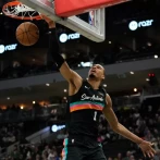 Castle y Wembanyama lideran a Spurs, aplastan a los Bucks para octava victoria seguida