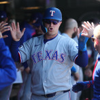 Rangers remontan con 4 carreras en la novena entrada y vencen a Atléticos por 9-6
