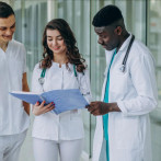 EE.UU. excluye a médicos extranjeros de prohibición