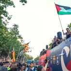 Lamine Yamal ondea una bandera palestina en el desfile del título del Barcelona