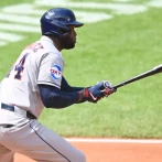 Álvarez repite la dosis de dos jonrones y Astros vencen a los Rangers